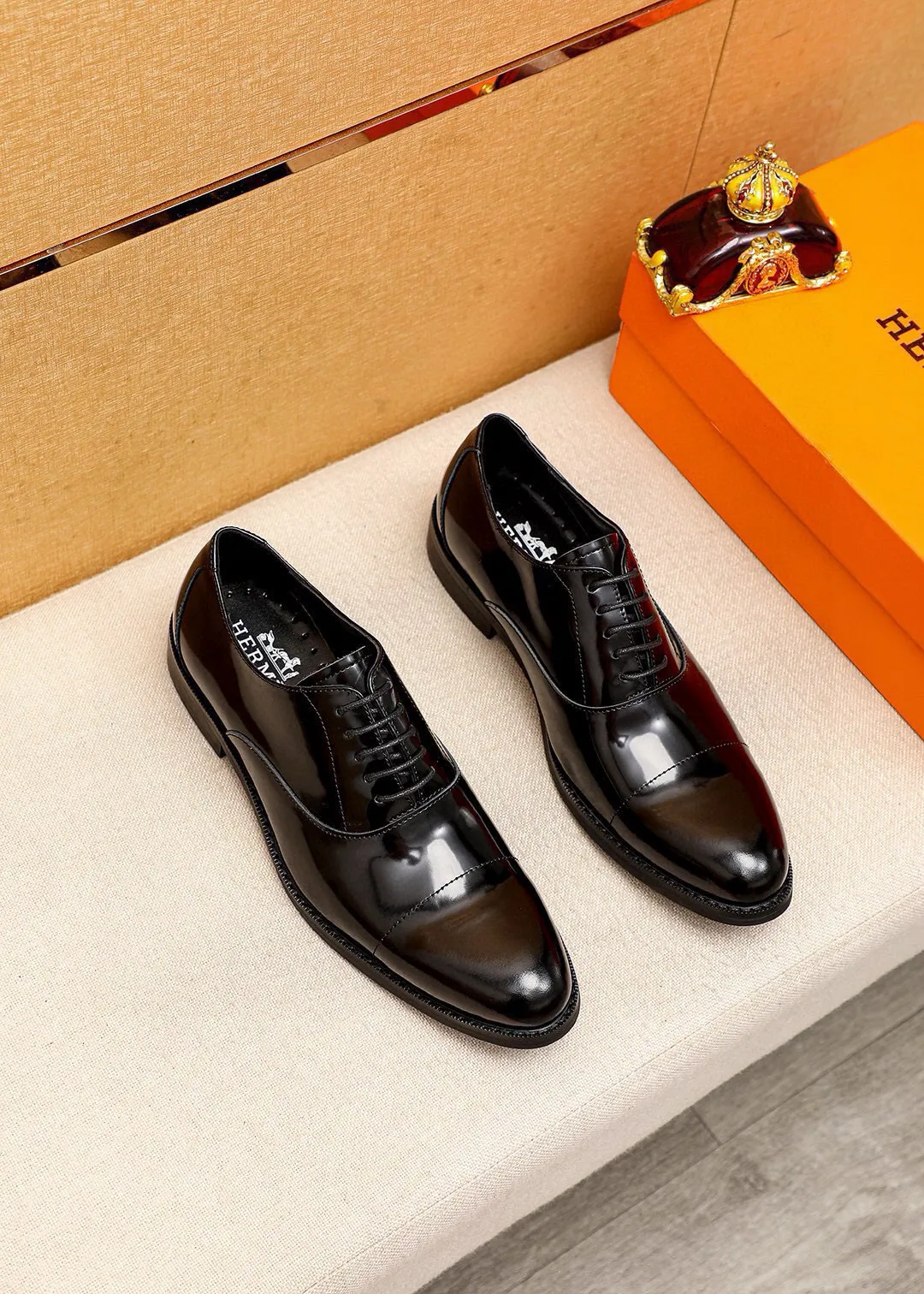 Men's shoes 💰460💐 Product trademark: HERMES "Hermès" business leather shoes Regular size: 38-44 (45🉑️customized) Product materials: Selected imported first-layer open-edge beaded calfskin upper, imported water-dyed 🐂 cowhide lining. Strong three-dimensional visual effect, non-slip and wear-resistant combination outsole Color: 2⃣️colors available